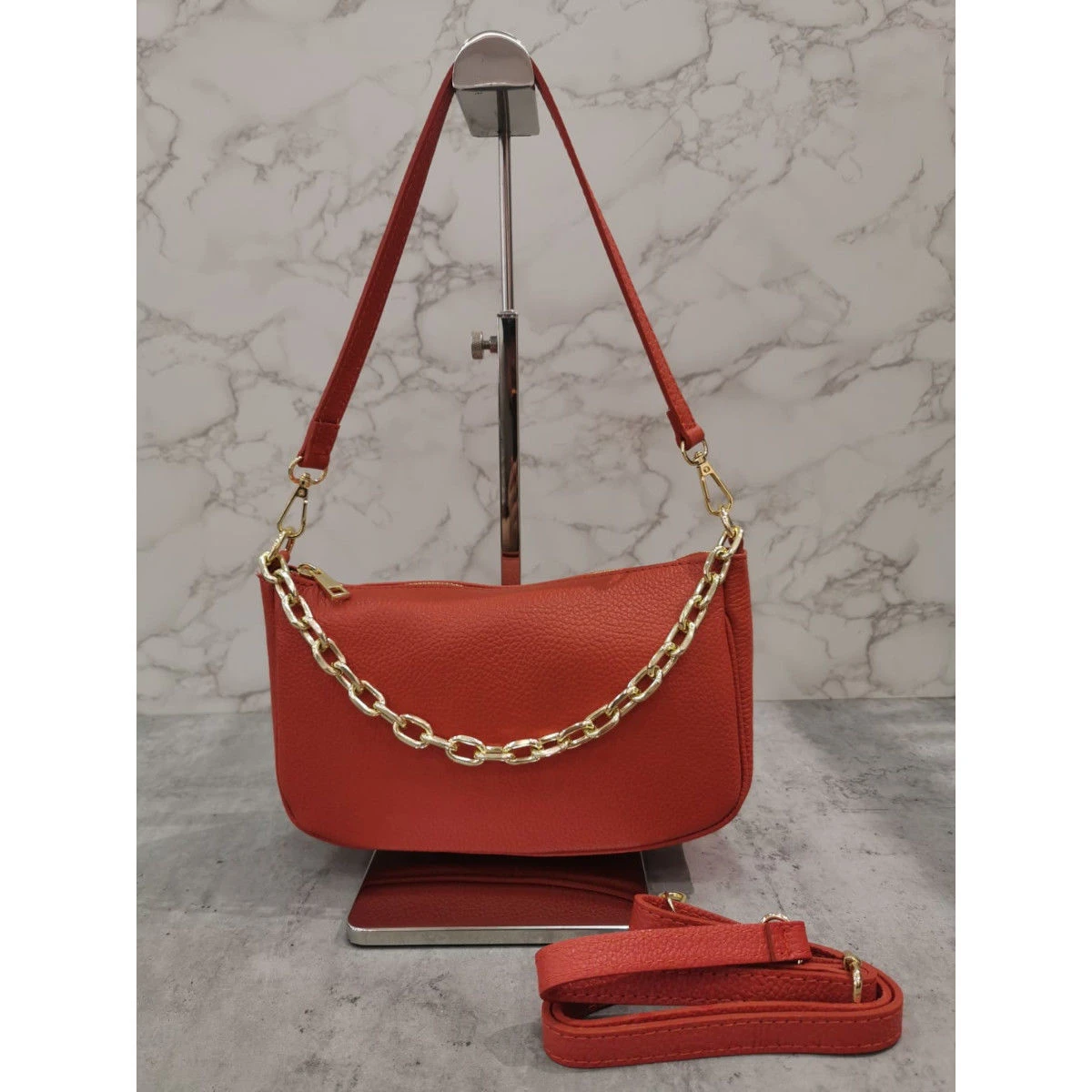 Pochette Zippée Cuir Grainé Avec Poignée En Chaîne Dorée 9 Pochette Zippée Cuir Grainé Avec Poignée En Chaîne Dorée – Image 7