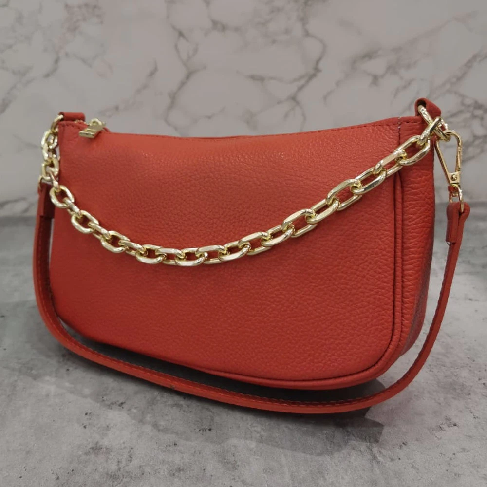 Pochette Zippée Cuir Grainé Avec Poignée En Chaîne Dorée 10 Pochette Zippée Cuir Grainé Avec Poignée En Chaîne Dorée – Image 8