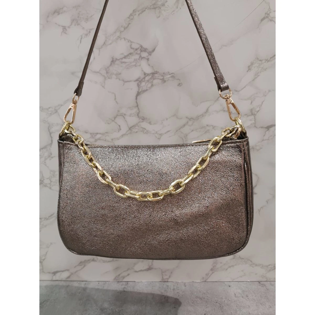 Pochette Zippée Cuir Grainé Avec Poignée En Chaîne Dorée 11 Pochette Zippée Cuir Grainé Avec Poignée En Chaîne Dorée – Image 9