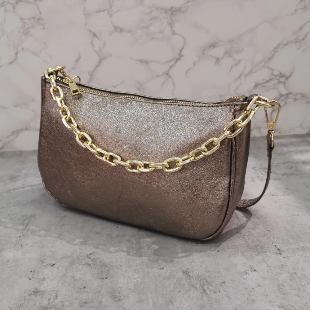 Pochette Zippée Cuir Grainé Avec Poignée En Chaîne Dorée 12 Pochette Zippée Cuir Grainé Avec Poignée En Chaîne Dorée – Image 10