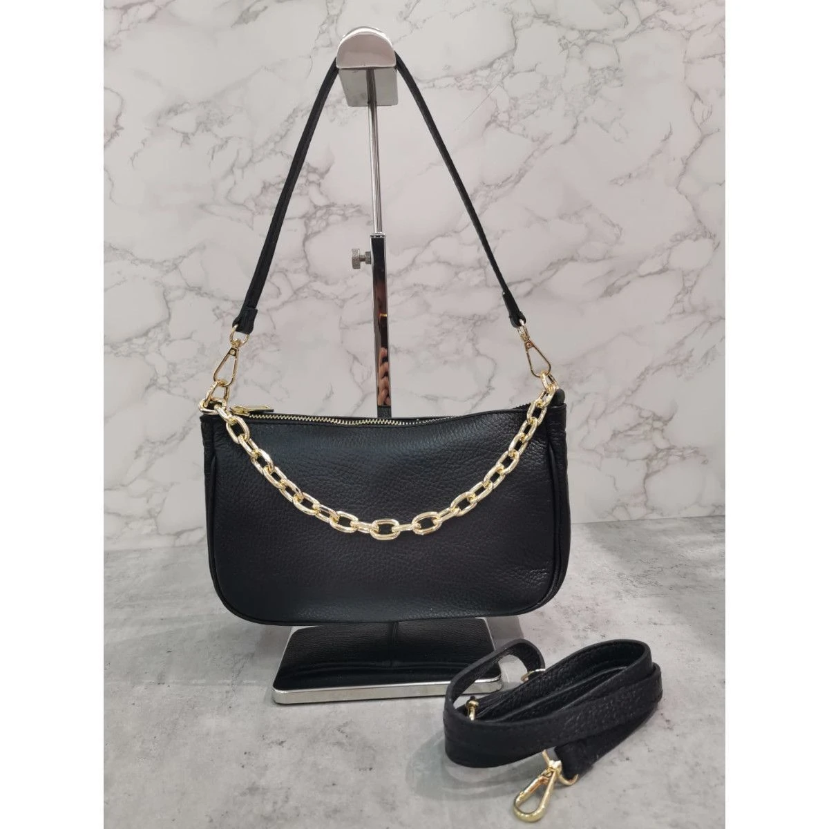 Pochette Zippée Cuir Grainé Avec Poignée En Chaîne Dorée 15 Pochette Zippée Cuir Grainé Avec Poignée En Chaîne Dorée – Image 13