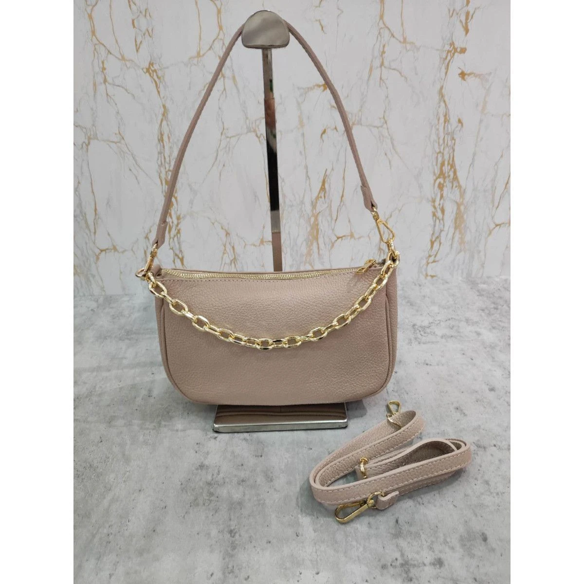 Pochette Zippée Cuir Grainé Avec Poignée En Chaîne Dorée 17 Pochette Zippée Cuir Grainé Avec Poignée En Chaîne Dorée – Image 15