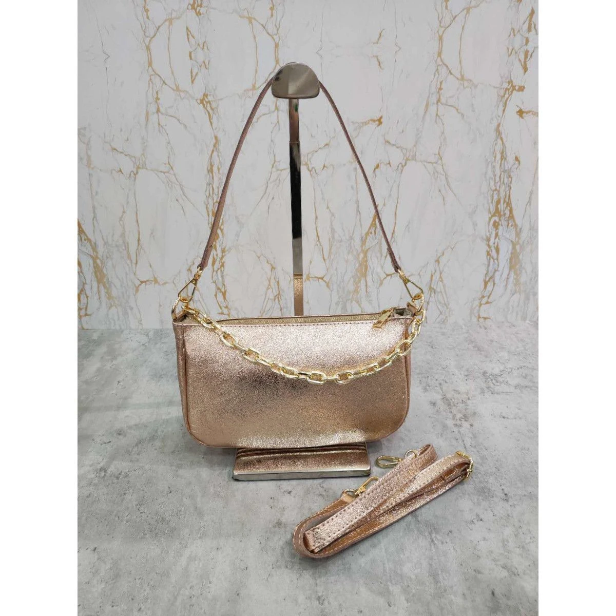 Pochette Zippée Cuir Grainé Avec Poignée En Chaîne Dorée 19 Pochette Zippée Cuir Grainé Avec Poignée En Chaîne Dorée – Image 17