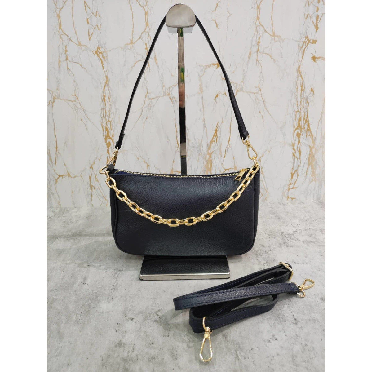 Pochette Zippée Cuir Grainé Avec Poignée En Chaîne Dorée 7 Pochette Zippée Cuir Grainé Avec Poignée En Chaîne Dorée – Image 5