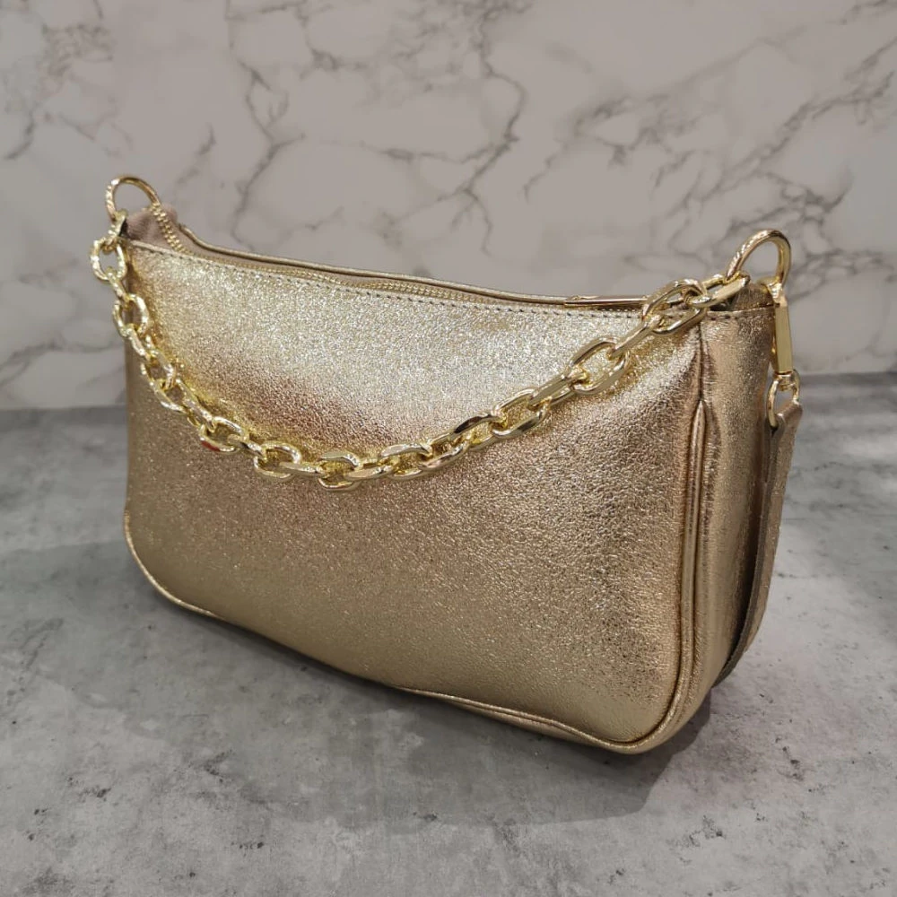 Pochette Zippée Cuir Grainé Avec Poignée En Chaîne Dorée 14 Pochette Zippée Cuir Grainé Avec Poignée En Chaîne Dorée – Image 12