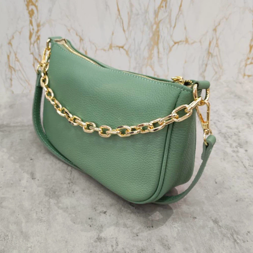 Pochette Zippée Cuir Grainé Avec Poignée En Chaîne Dorée 22 Pochette Zippée Cuir Grainé Avec Poignée En Chaîne Dorée – Image 20