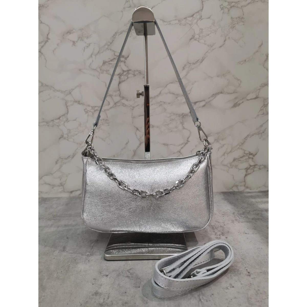 Pochette Zippée Cuir Grainé Avec Poignée En Chaîne Dorée 5 Pochette Zippée Cuir Grainé Avec Poignée En Chaîne Dorée – Image 3