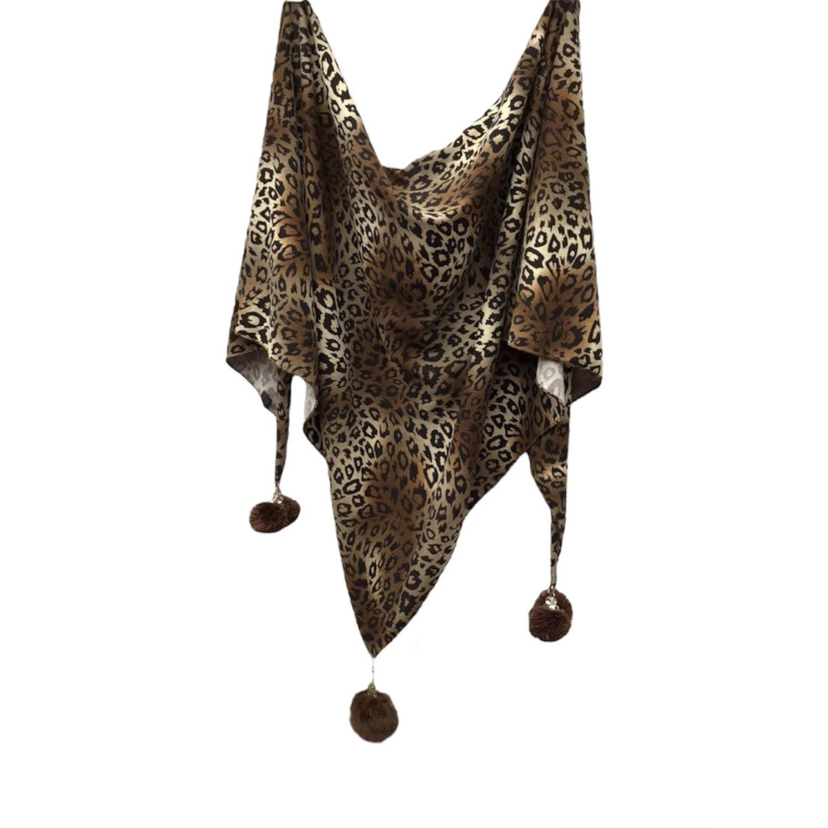 Écharpe Triangle à Imprimé Léopard Avec 3 Pompons Coloris MIX 5 Écharpe Triangle à Imprimé Léopard Avec 3 Pompons Coloris MIX – Image 3