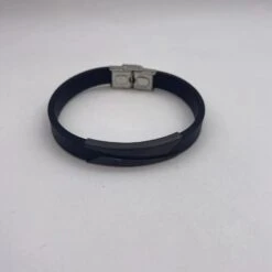Bracelet à Bande Caoutchouc Avec Une Plaquette Noire