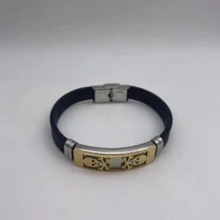 Bracelet Caoutchouc Orné Plaque Bicolore Avec Cranes