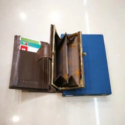 Porte Monnaie Cuir Style Dos à Dos Avec Fermoir Métal Et Pression Taupe