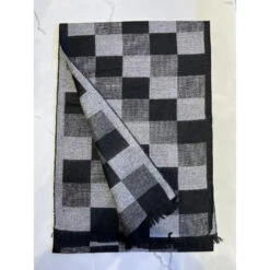 Écharpe Noire à Carreaux Avec Bords Finement Effilés