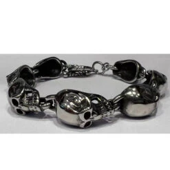 Bracelet Composé Avec Des Maillons En Têtes De Mort