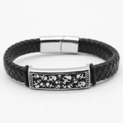 Bracelet En Simili Tressé Avec Plaque Décorée De Crânes