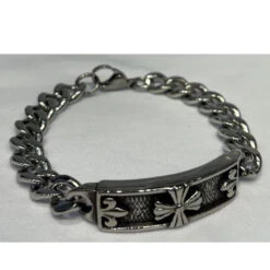 Bracelet Chaîne En Métal Et Une Plaque Sculptée De Croix