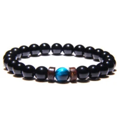 Bracelet Sur Un Fil élastique Avec Des Boules De Pierres