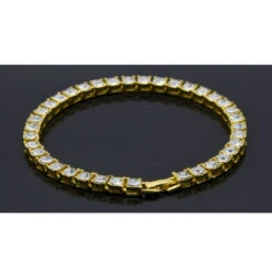 Bracelet Dans Une Monture Dorée Avec Chaîne De Cristaux