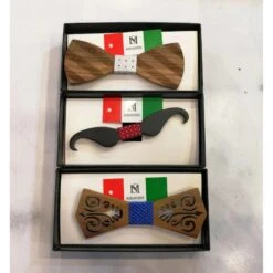 Noeud Papillon En Bois Avec Au Centre Un Ruban En Tissu