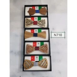 Noeud Papillon En Bois Avec La Partie Centrale En Tissu