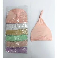 Bonnet Uni Noué Dans Un Tissu Synthétique Pour Enfant