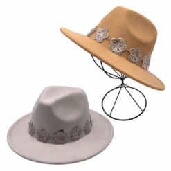 Chapeau à Large Bord Avec Ornement Fleurs En Métal
